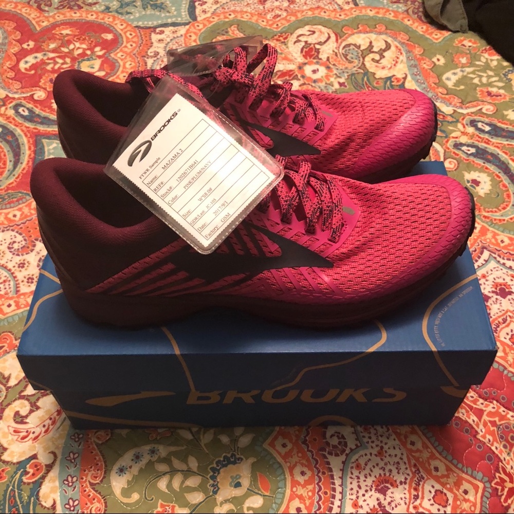BROOKS Running shoes